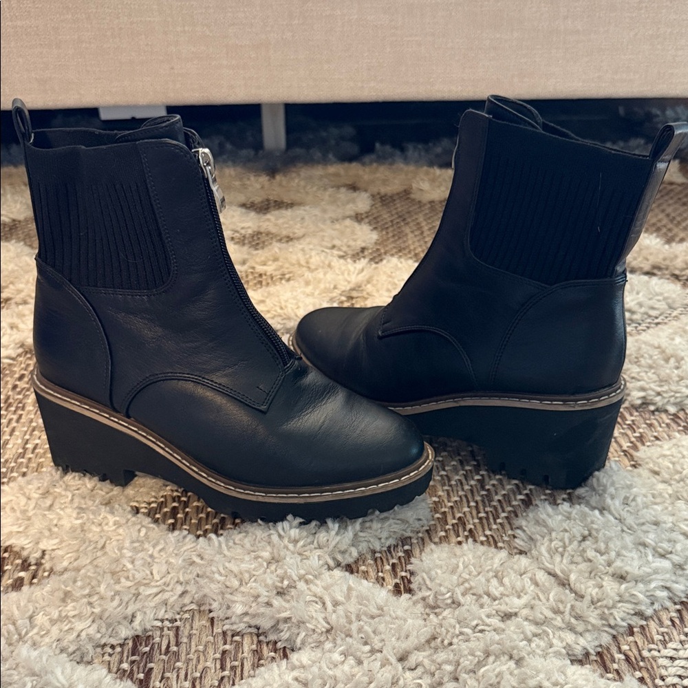 Sleek Black Ankle Boots with Chunky Heel